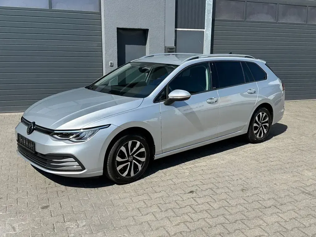 Używany VW Golf VIII Active 150 KM (110 kW) 2023 Srebrny Kombi