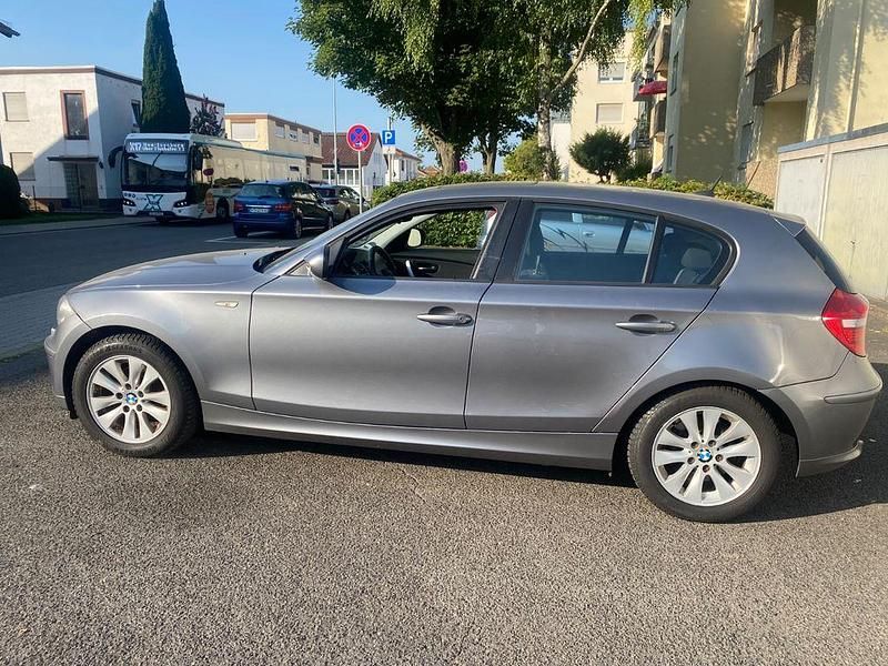 Grau Gebraucht 2009 BMW 120 Lifestyle Kleinwagen | 4.900 € (Fairer Preis) - Bild 1/4