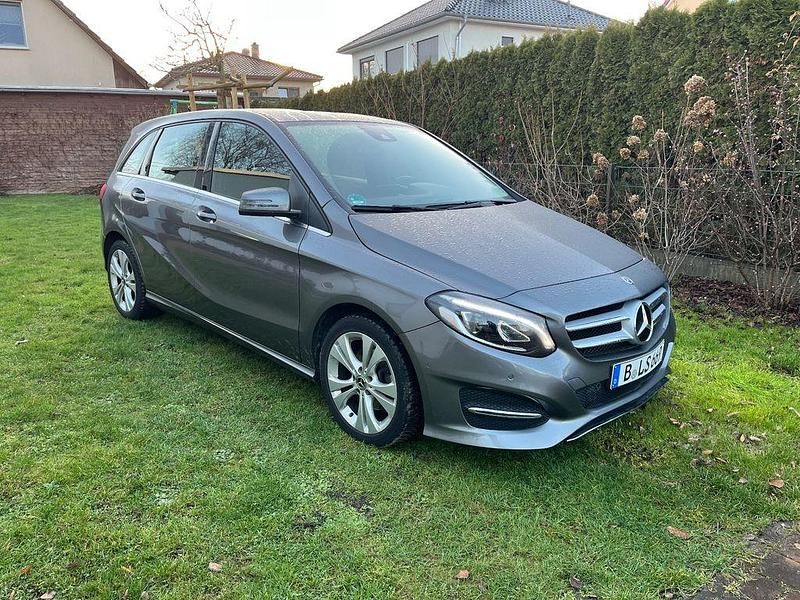 Grau Gebraucht 2018 Mercedes B180 Van / Kleinbus | 15.900 € (Superpreis) - Bild 1/4