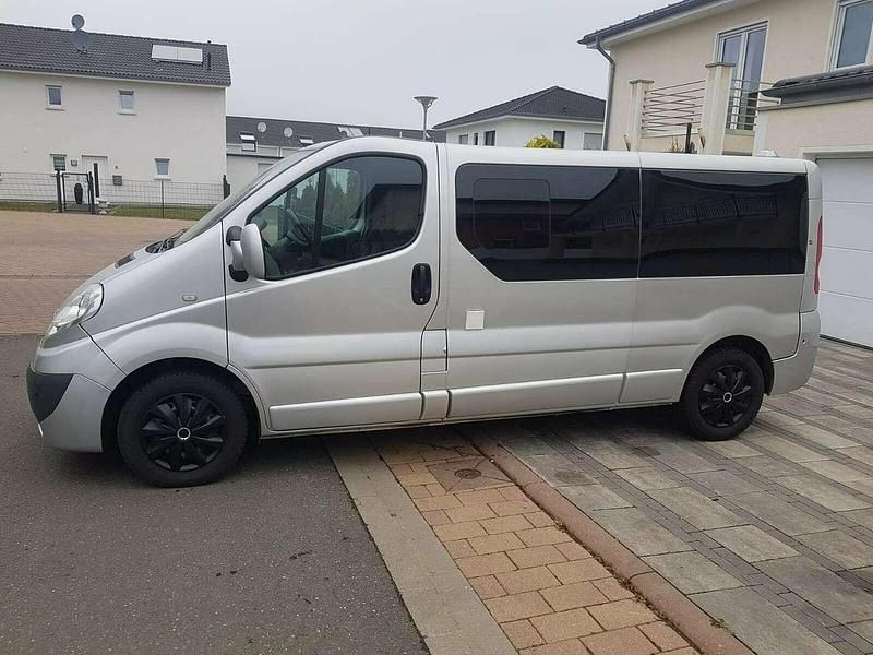 Gebraucht Opel Vivaro 145 PS (106 kW) 2010 Silber Van / Kleinbus