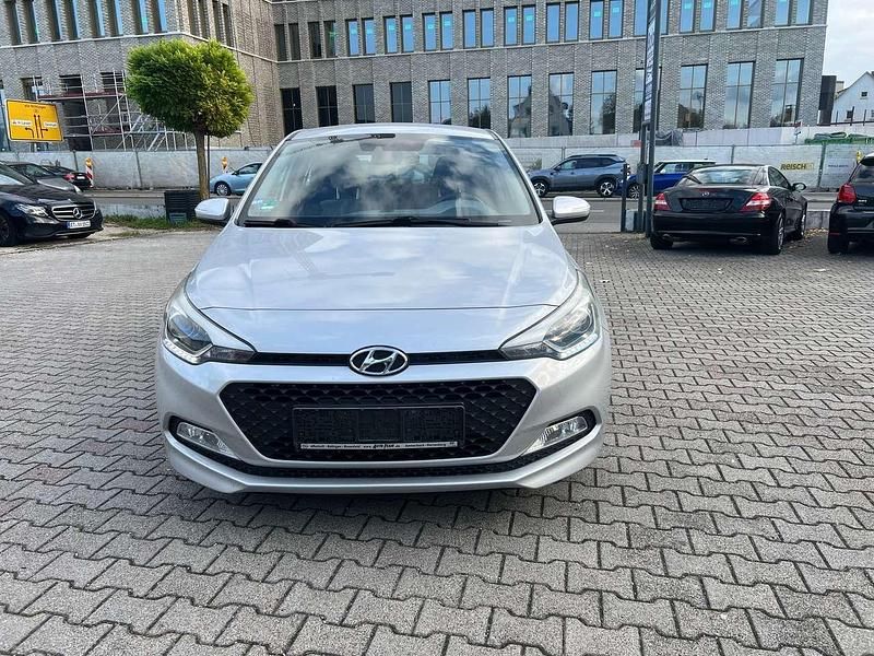 Gebraucht Hyundai i20 Basis 84 PS (61 kW) 2014 Silber Kleinwagen