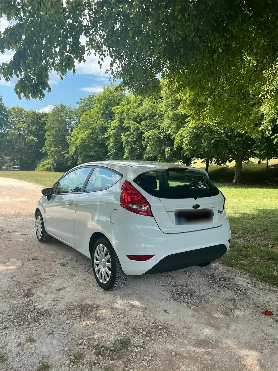 Gebraucht Ford Fiesta 60 PS (44 kW) 2009 Weiß Kleinwagen