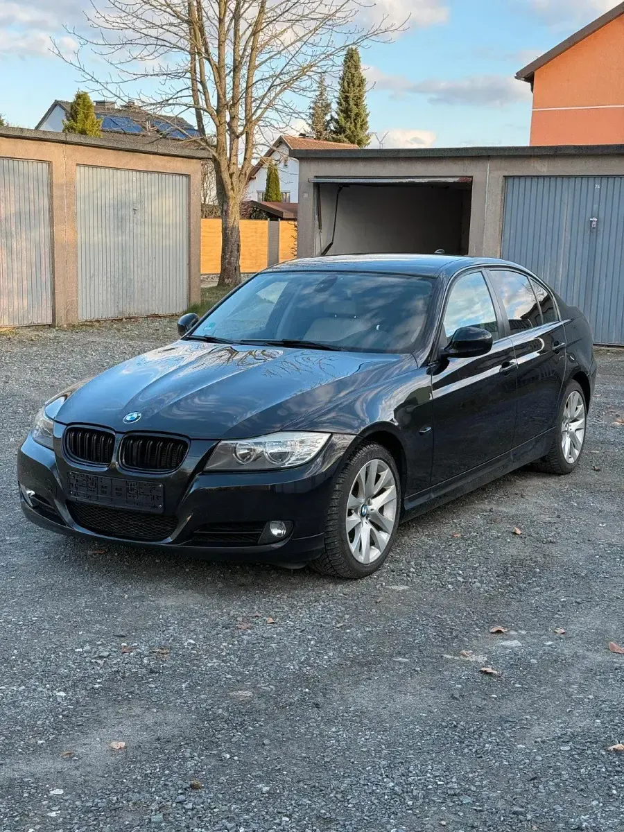 Gebraucht BMW 318 143 PS (105 kW) 2011 Schwarz Limousine