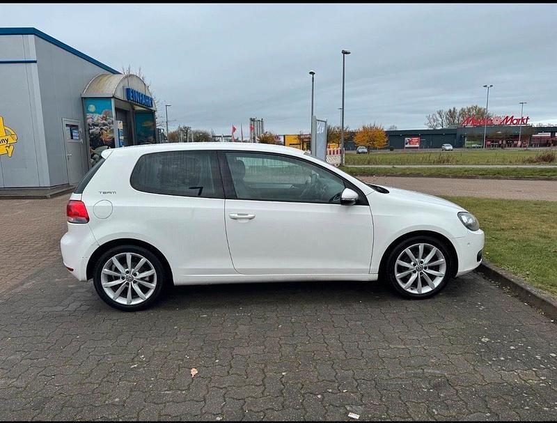 Gebraucht VW Golf 105 PS (77 kW) 2010 Weiß Coupé