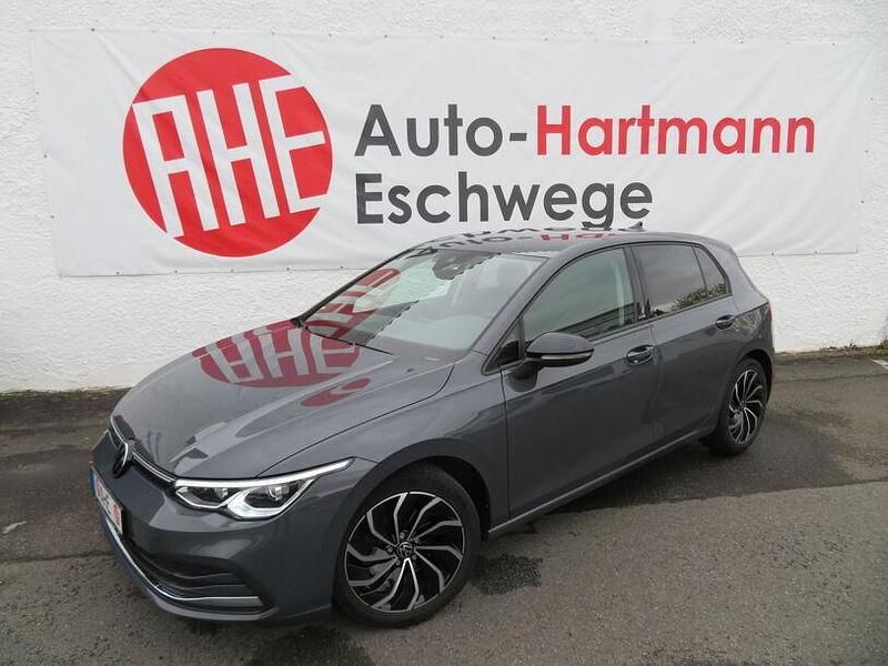 Delfingrau (metallic) Gebraucht 2022 VW Golf VIII Active Limousine | 20.779 € (Fairer Preis) - Bild 1/4