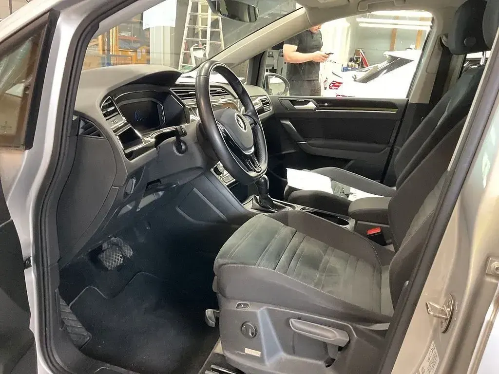 Gebraucht VW Touran Comfortline 150 PS (110 kW) 2022 Silber Van / Kleinbus