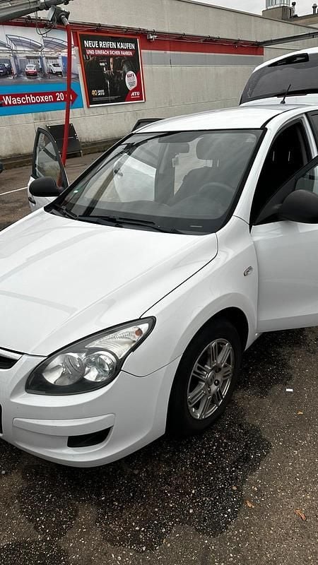 Gebraucht Hyundai i30 109 PS (80 kW) 2009 Weiß Kleinwagen