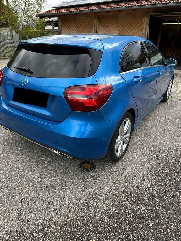 Gebraucht Mercedes A180 Urban 122 PS (89 kW) 2016 Blau Limousine