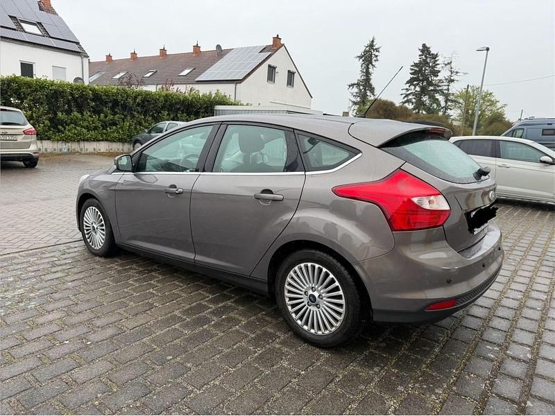 Gebraucht Ford Focus 140 PS (102 kW) 2011 Braun Limousine