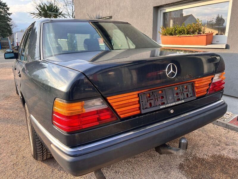Gebraucht Mercedes E200 75 PS (55 kW) 1990 Blau Limousine