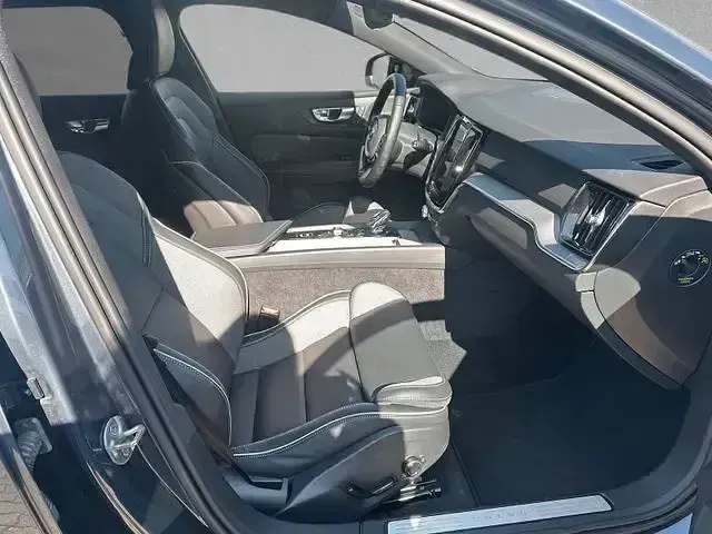 Gebraucht Volvo V60 Plus 197 PS (144 kW) 2025 Blau Kombi