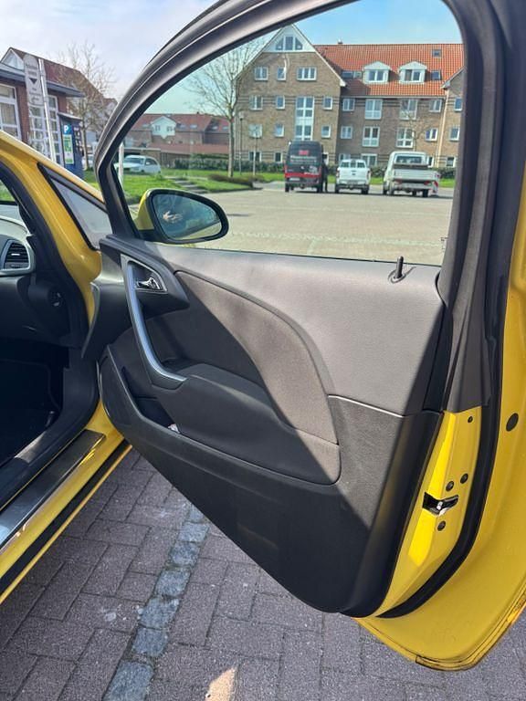 Gebraucht Opel Astra GTC Edition 179 PS (131 kW) 2011 Gelb Limousine