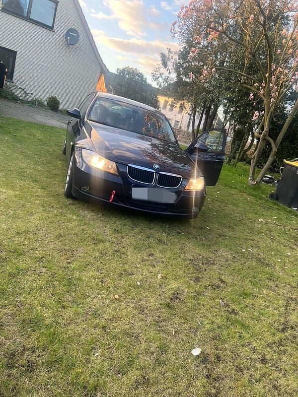 Gebraucht BMW 320 143 PS (105 kW) 2009 Blau Limousine