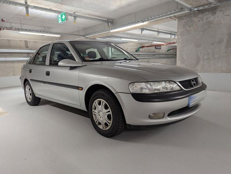 Grau Gebraucht 1996 Opel Vectra Kombi | 700 € (Superpreis) - Bild 1/4