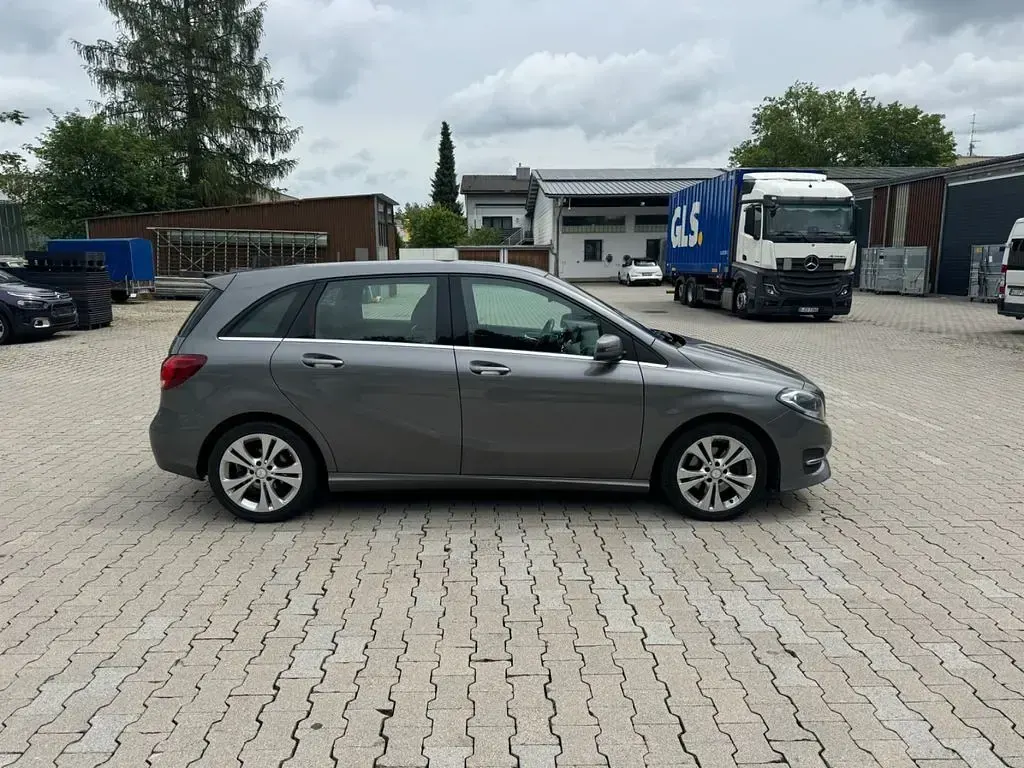 Gebraucht Mercedes B200 136 PS (100 kW) 2015 Grau Kleinwagen