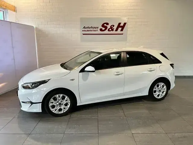 Gebraucht Kia Ceed 101 PS (74 kW) 2022 Weiß Kleinwagen