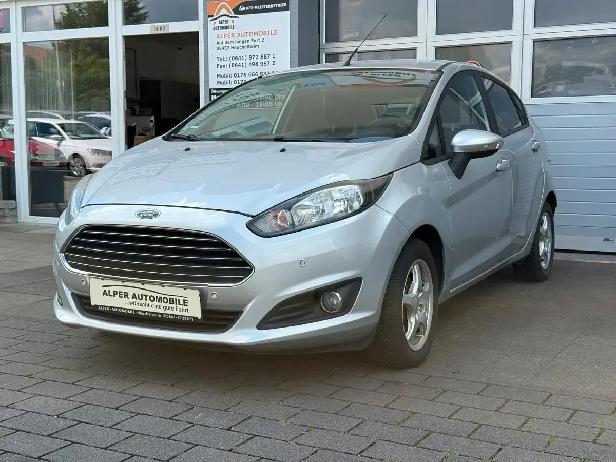 Gebraucht Ford Fiesta Titanium 75 PS (55 kW) 2014 Silber Kleinwagen