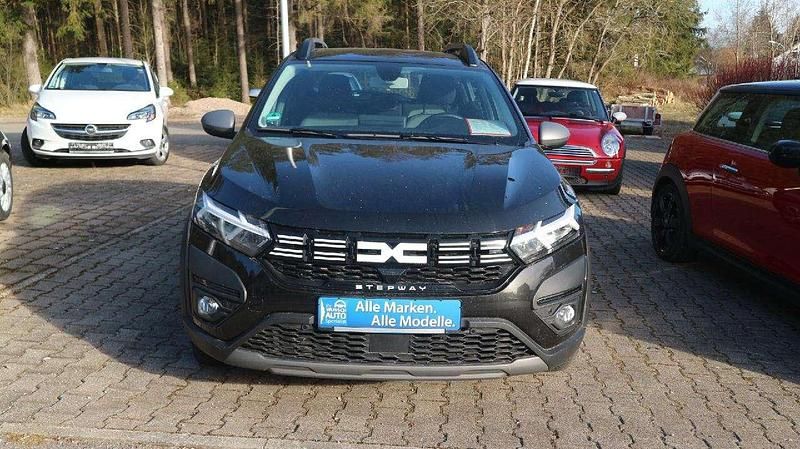 Perlmuttschwarz Gebraucht 2023 Dacia Sandero Expression Kleinwagen | 16.750 € (Etwas zu teuer) - Bild 1/4