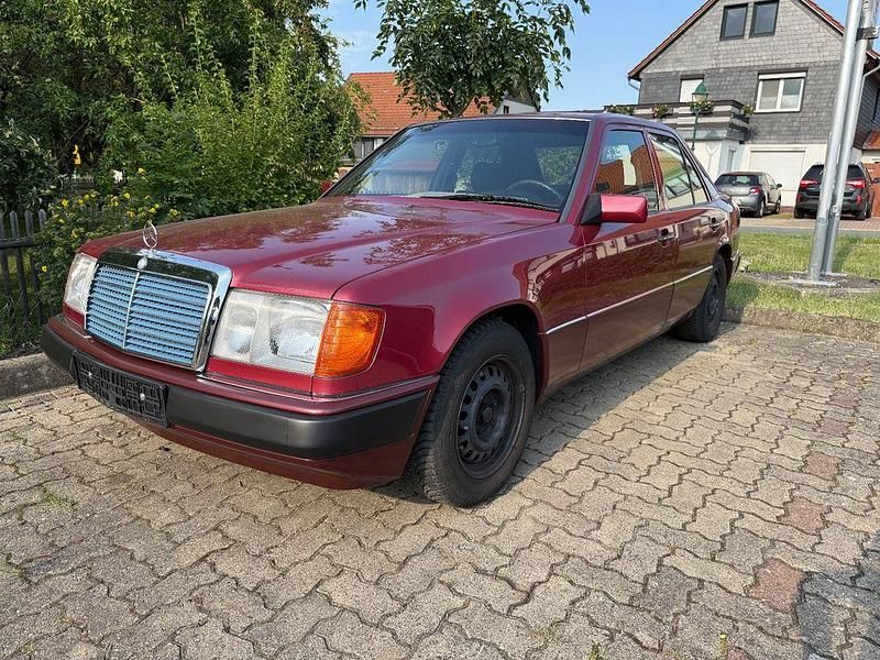 Rot Gebraucht 1990 Mercedes E230 Limousine | 9.500 € - Bild 1/4