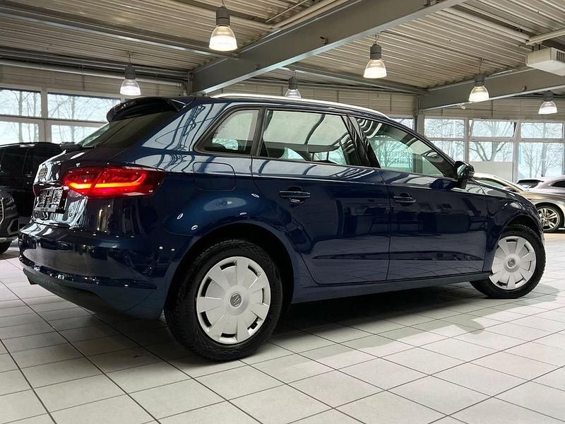 Gebraucht Audi A3 Attraction 105 PS (77 kW) 2014 Blau Limousine
