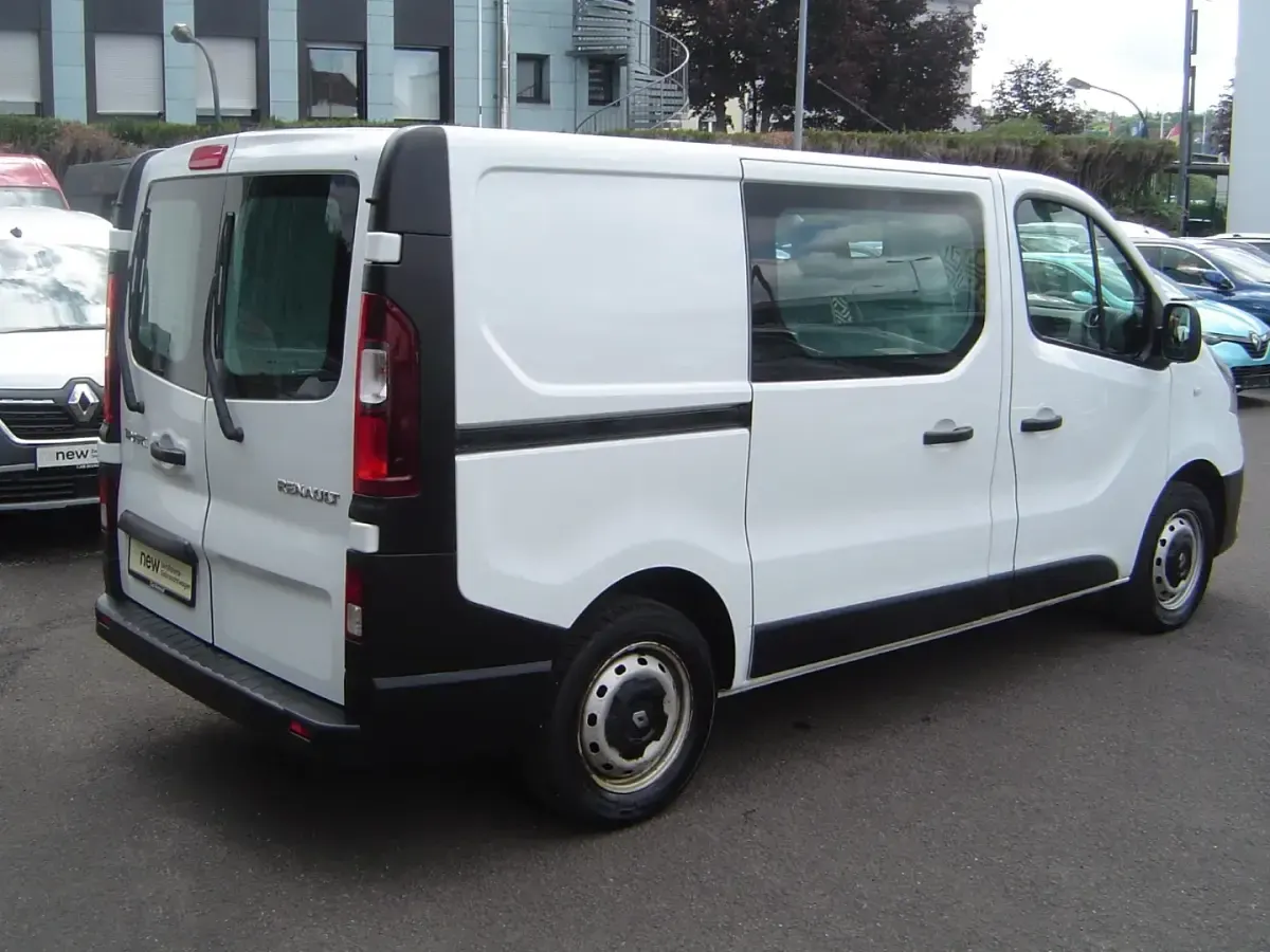 Gebraucht Renault Trafic Komfort 95 PS (69 kW) 2018 Gletscherweiss (weiss) Van / Kleinbus