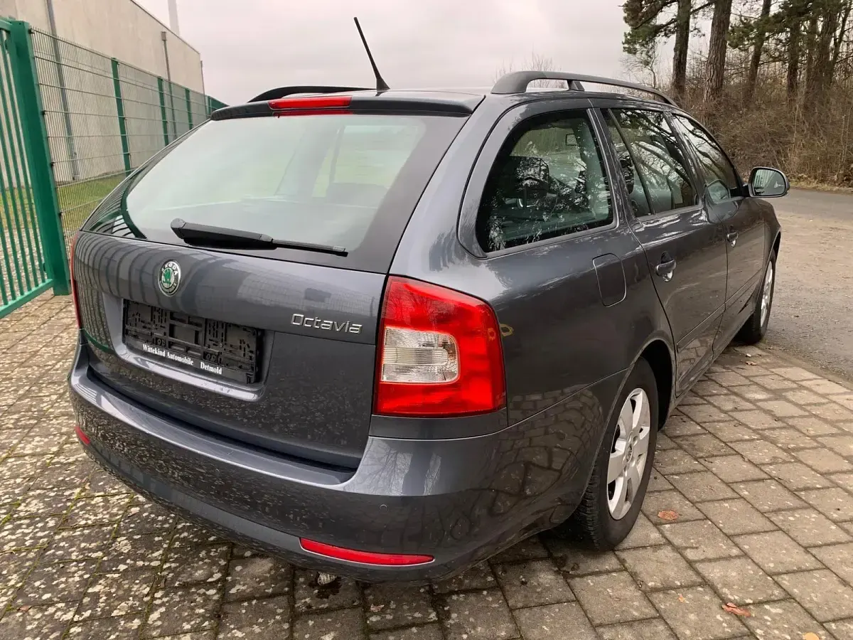 Gebraucht Skoda Octavia 105 PS (77 kW) 2011 Grau Kombi