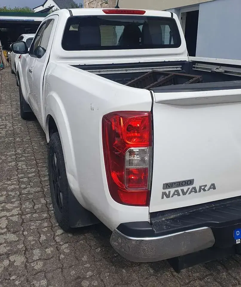 Gebraucht Nissan Navara Acenta 163 PS (119 kW) 2015 Weiß Pickup