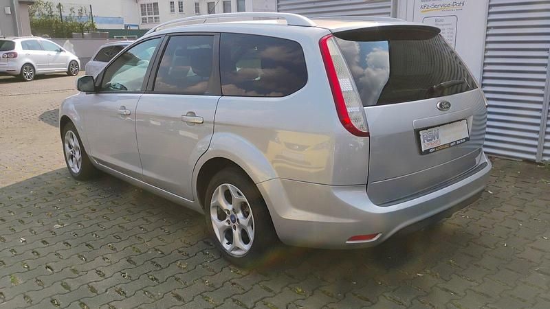 Gebraucht Ford Focus 109 PS (80 kW) 2010 Silber Kombi