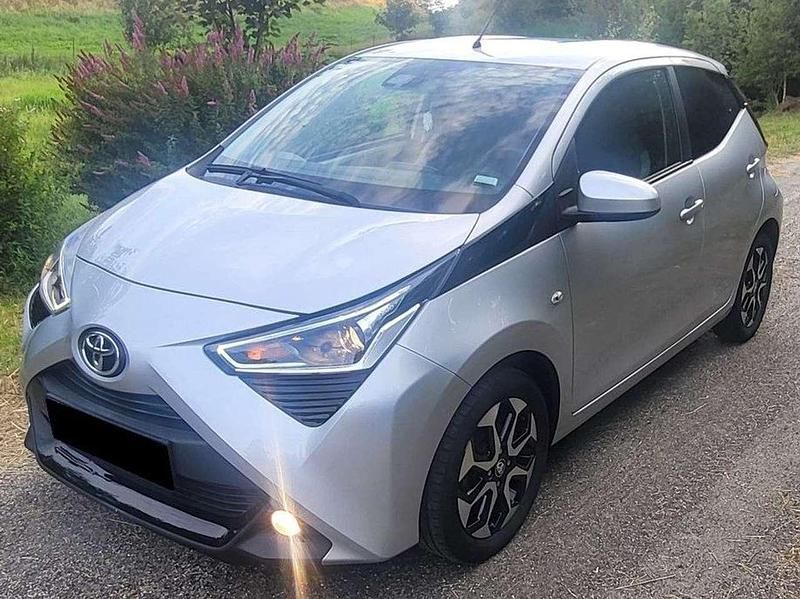 Silber Gebraucht 2021 Toyota Aygo X-play Kleinwagen | 10.980 € (Fairer Preis) - Bild 1/4