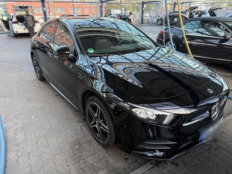 Schwarz Gebraucht 2020 Mercedes A250 AMG line Limousine | 23.490 € (Superpreis) - Bild 1/4