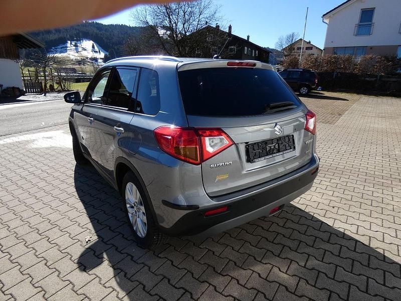 Gebraucht Suzuki Vitara 140 PS (102 kW) 2018 Grau SUV
