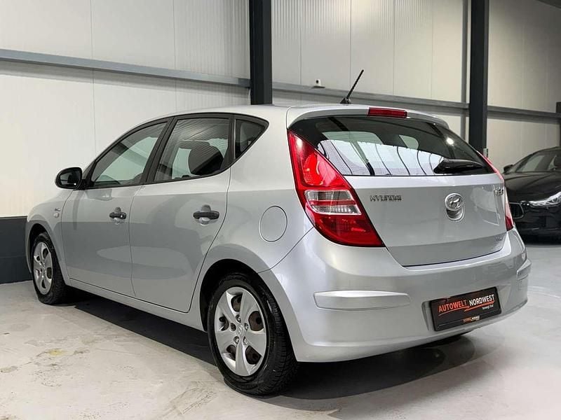 Gebraucht Hyundai i30 Edition+ 109 PS (80 kW) 2009 Continental silver Kleinwagen
