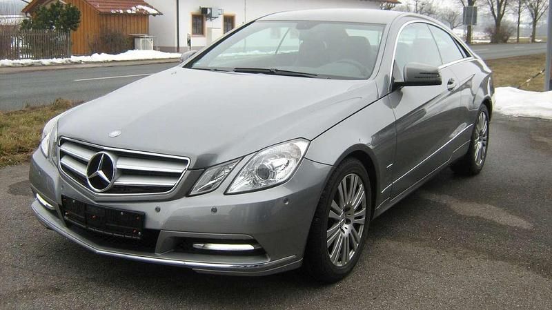 Gebraucht Mercedes E350 Avantgarde 265 PS (194 kW) 2012 Palladiumsilber metallic Coupé