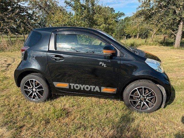 Gebraucht Toyota iQ 68 PS (50 kW) 2011 Schwarz Kleinwagen
