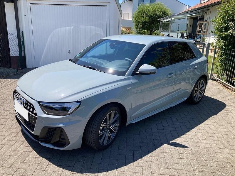 Grau Gebraucht 2024 Audi A1 Sportback S-Line Kleinwagen | 26.200 € (Etwas zu teuer) - Bild 1/4