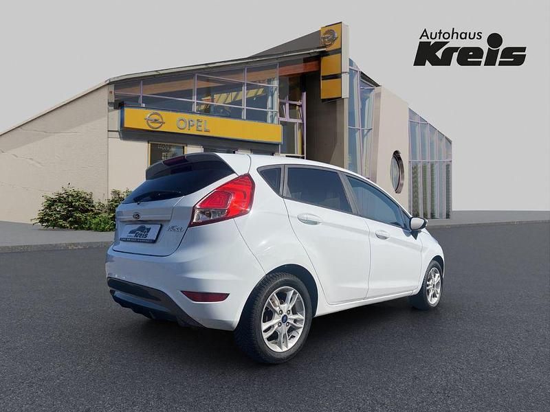 Gebraucht Ford Fiesta Trend 101 PS (74 kW) 2015 Weiß Kleinwagen