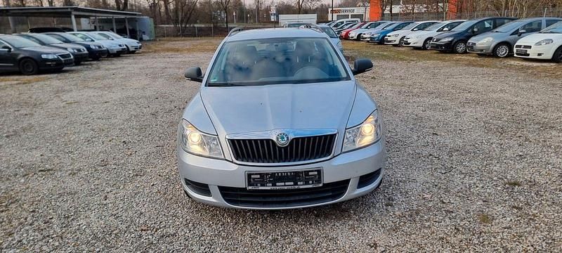 Gebraucht Skoda Octavia Ambiente 122 PS (89 kW) 2011 Grau Kombi