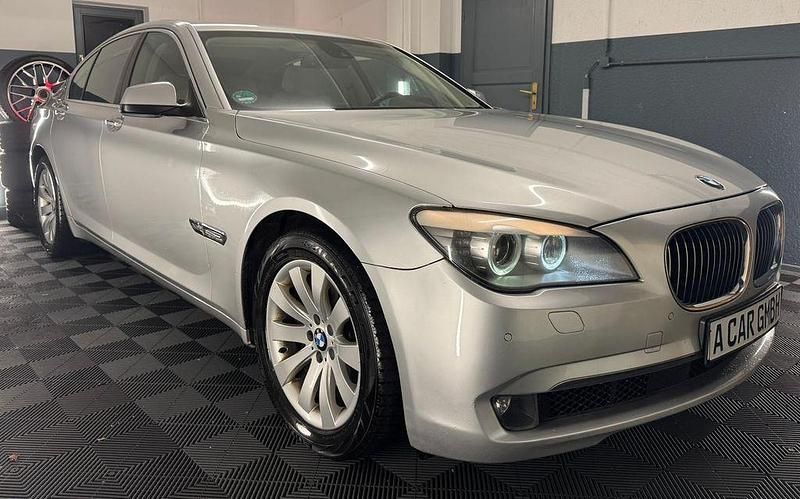 Silber Gebraucht 2011 BMW 740 Sport Line Limousine | 10.990 € (Fairer Preis) - Bild 1/4
