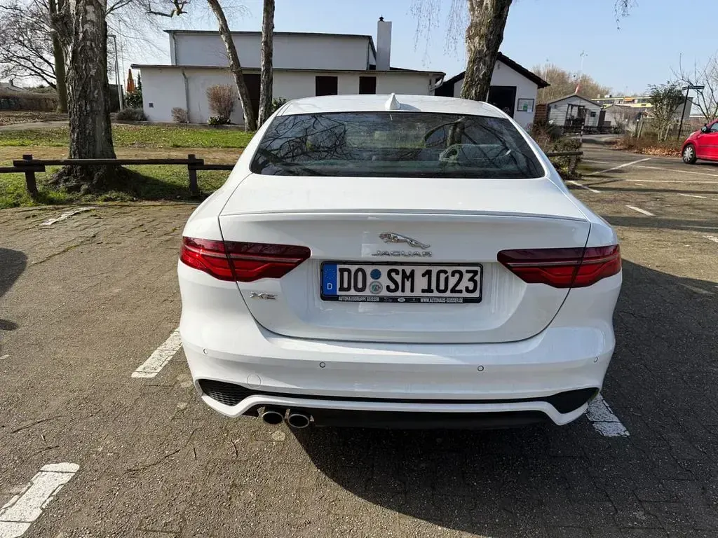 Gebraucht Jaguar XE R-Dynamic 204 PS (150 kW) 2021 Weiß Limousine
