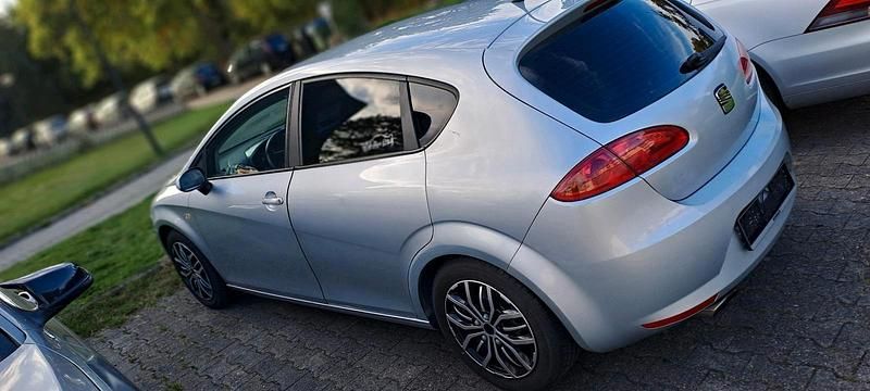 Silber Gebraucht 2008 Seat Leon Limousine | 1.550 € (Superpreis) - Bild 1/4