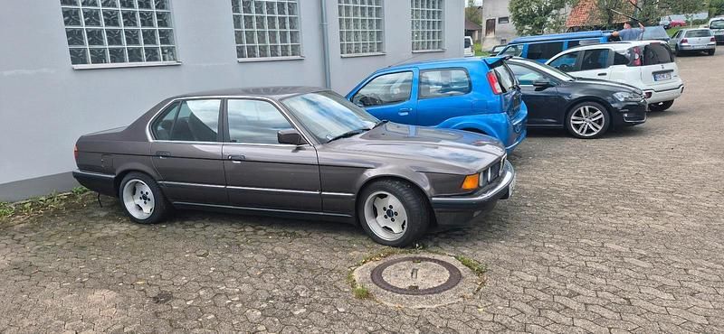 Braun Gebraucht 1989 BMW 735 Limousine | 11.000 € - Bild 1/4