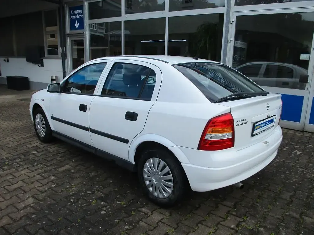 Gebraucht Opel Astra 90 PS (66 kW) 2010 Weiß Limousine