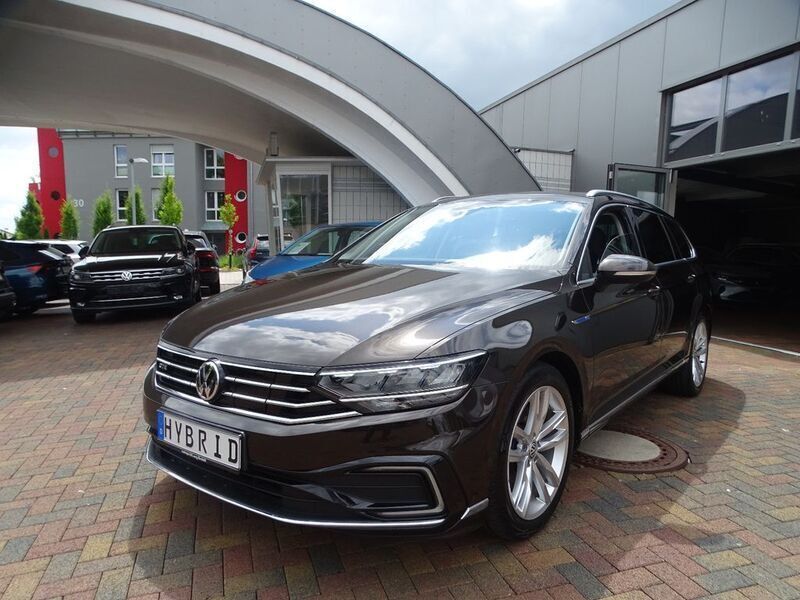 Braun Gebraucht 2020 VW Passat GTE Kombi | 20.750 € (Fairer Preis) - Bild 1/4