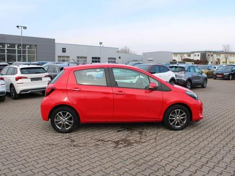 Gebraucht Toyota Yaris Life 99 PS (72 kW) 2015 Rot Kleinwagen