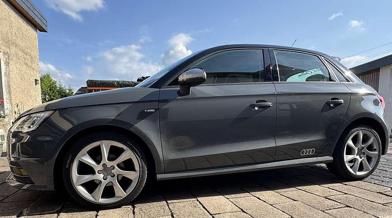 Grau Gebraucht 2017 Audi A1 Sportback Sport Kleinwagen | 13.400 € (Fairer Preis) - Bild 1/4