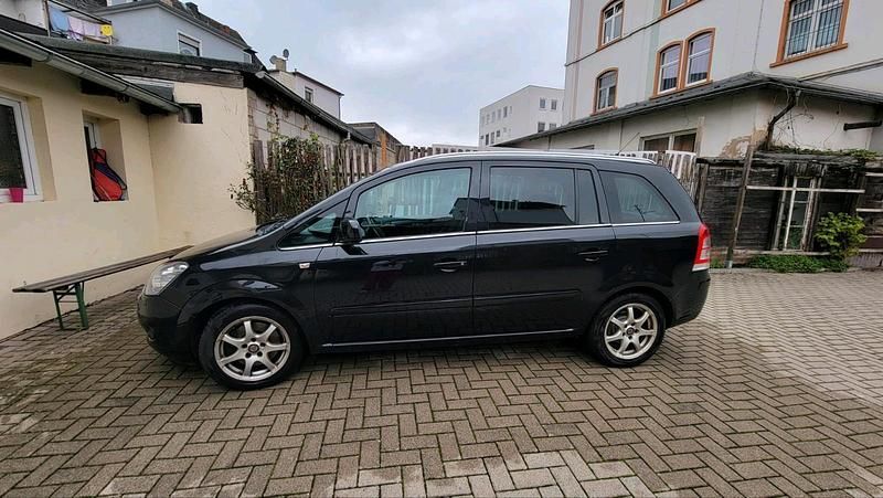 Schwarz Gebraucht 2014 Opel Zafira Van / Kleinbus | 6.200 € (Teuer) - Bild 1/4