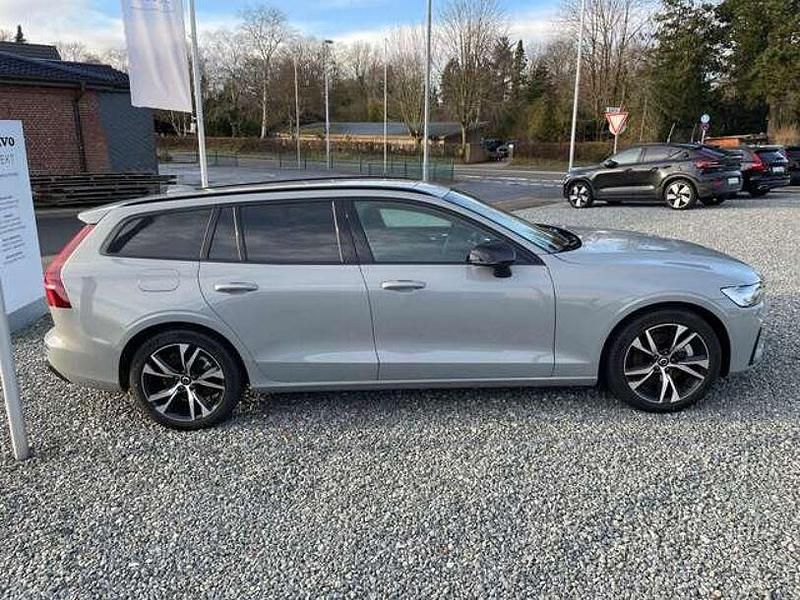 Gebraucht Volvo V60 Plus 197 PS (144 kW) 2023 Vapour grey / metallic Kombi