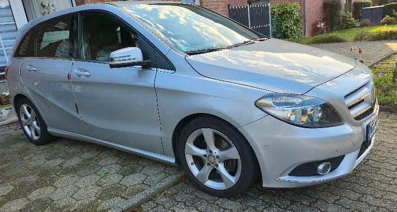 Gebraucht Mercedes B200 156 PS (114 kW) 2014 Silber Van / Kleinbus