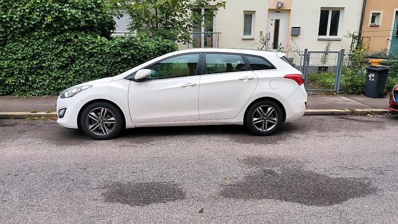Weiß Gebraucht 2015 Hyundai i30 Kombi | 5.600 € (Fairer Preis) - Bild 1/4