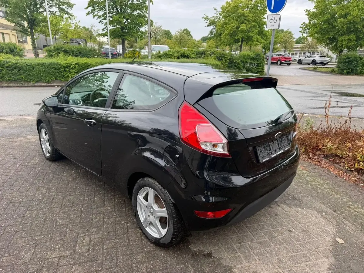 Gebraucht Ford Fiesta 60 PS (44 kW) 2013 Schwarz Kleinwagen